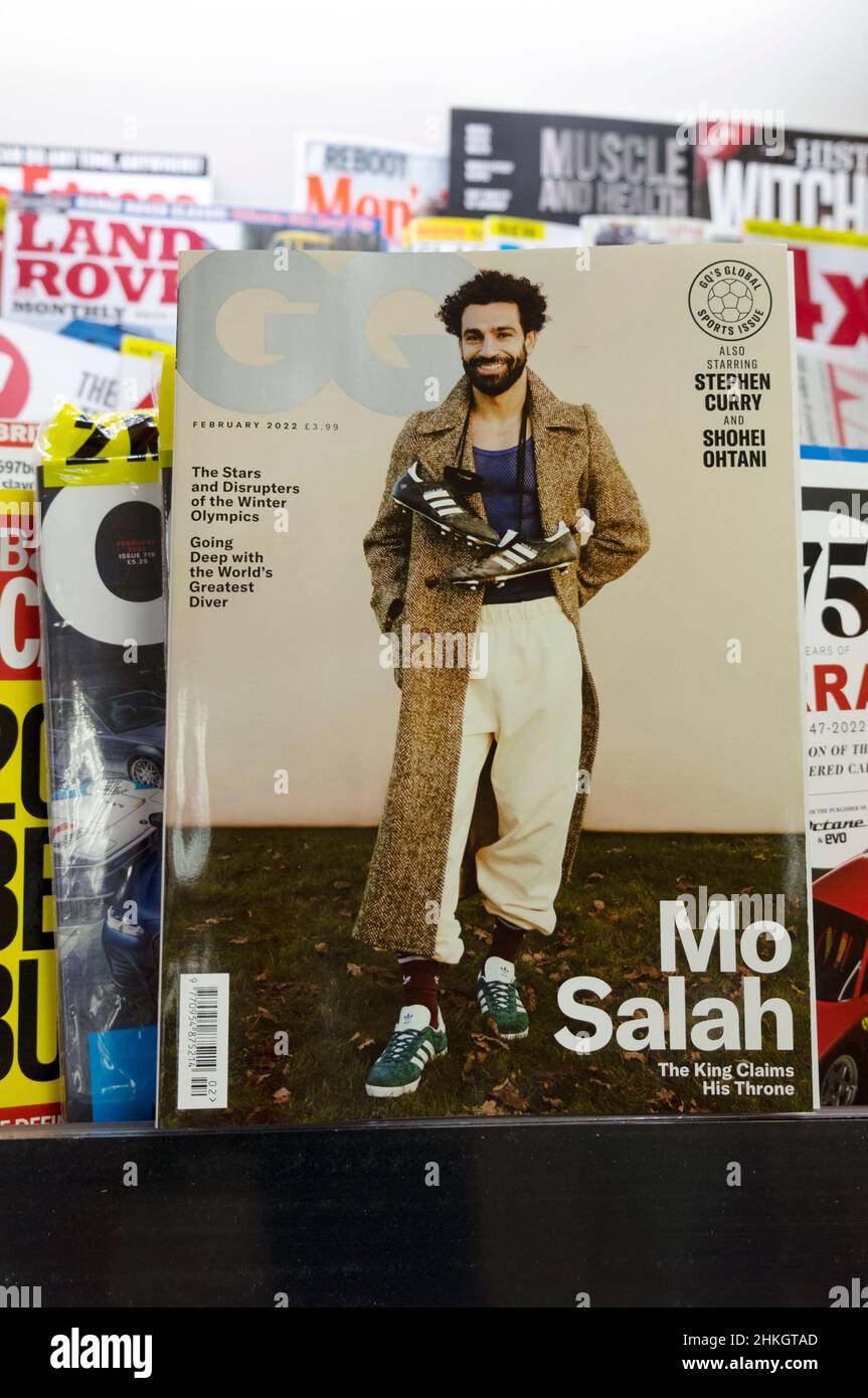 Fußballer Mo Salah auf der Titelseite des GQ Magazins auf einem Zeitungsstand im britischen Regal, Ausgabe Februar 2022 Stockfoto
