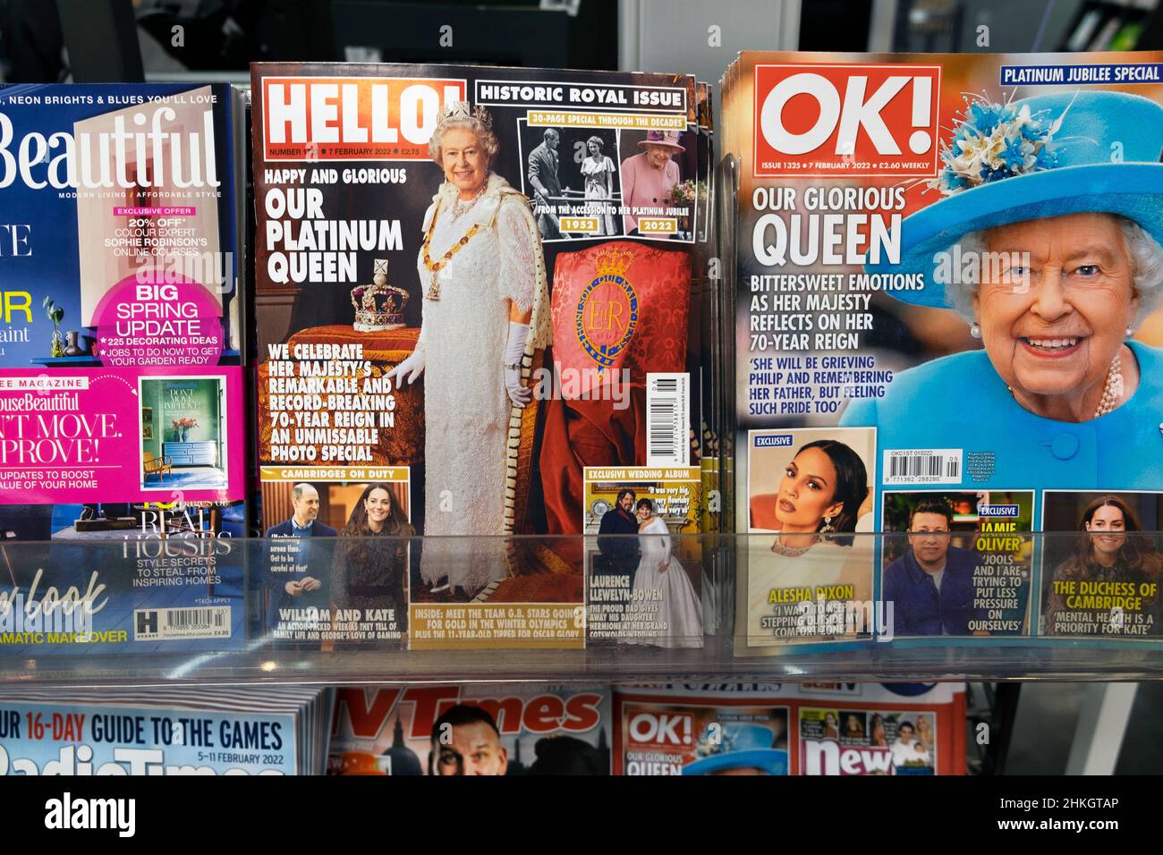 Queen Elizabeth II Platinum Jubilee auf der Vorderseite des Magazins Hello and OK Zeitungsstand Zeitungsladen Supermarkt Regal London England Großbritannien UK 2022 Stockfoto