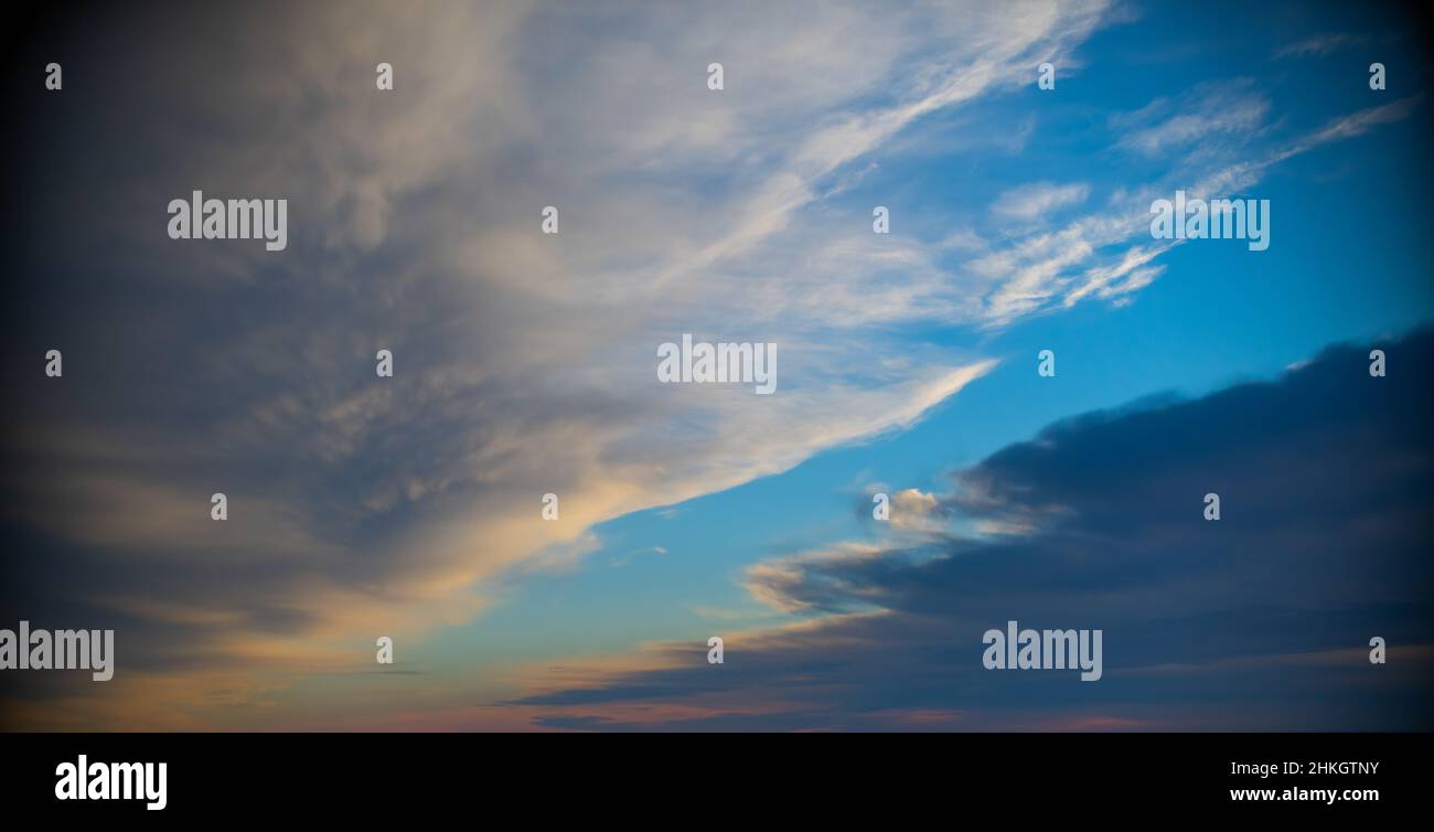 Graue und weiße Wolken mit offenem Pfad von klarem blauen Himmel himmlischen Himmel Blick nach oben horizontales Format Hintergrund Raum für Inhalt Typ Logo Stockfoto