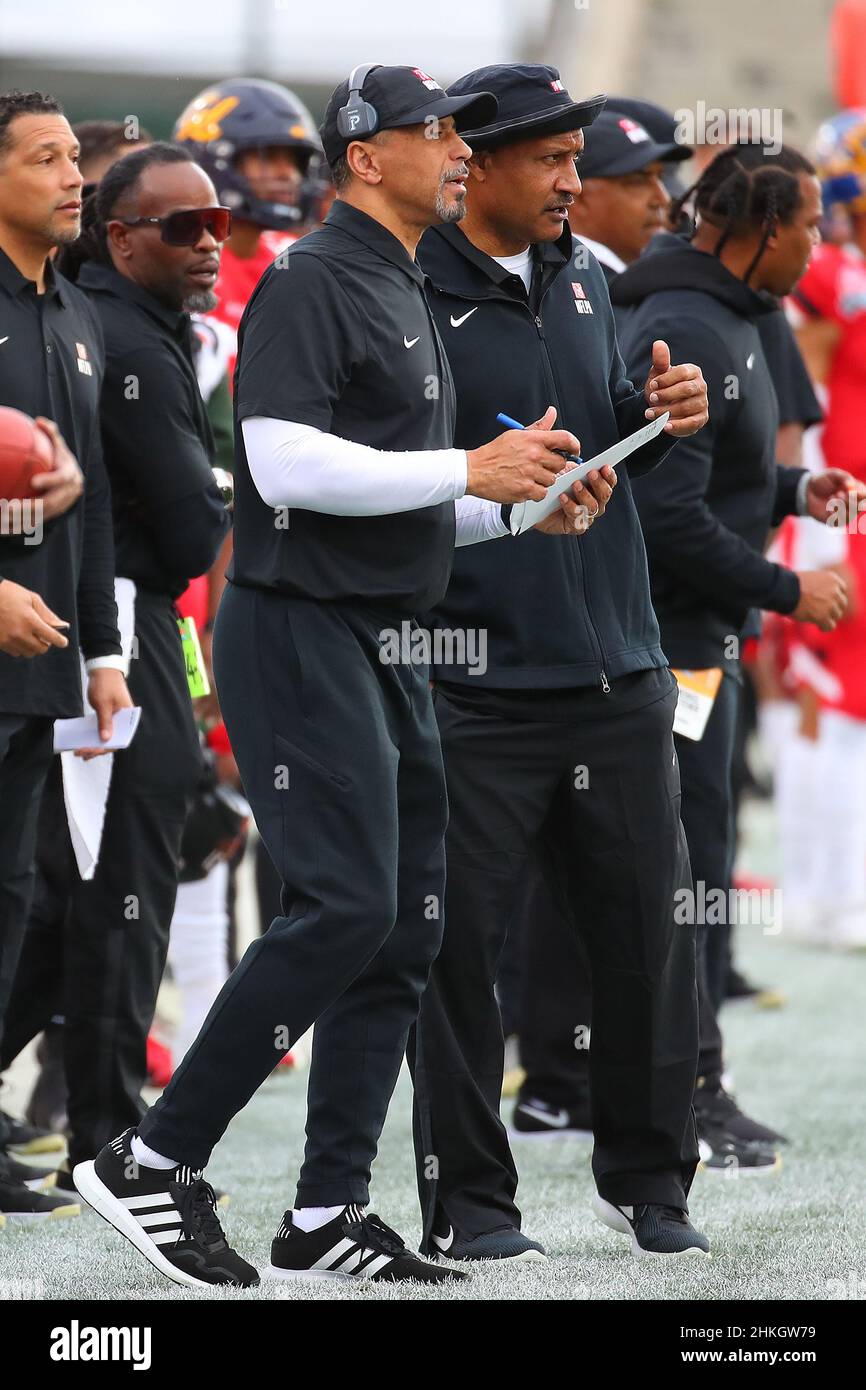 Der Verteidigungskoordinator des Nationalteams, Rod Woodson, und der defensive Rückencoach Carnell Lake beobachten vom Rand aus während des NFLPA Collegiate Bowl College Stockfoto
