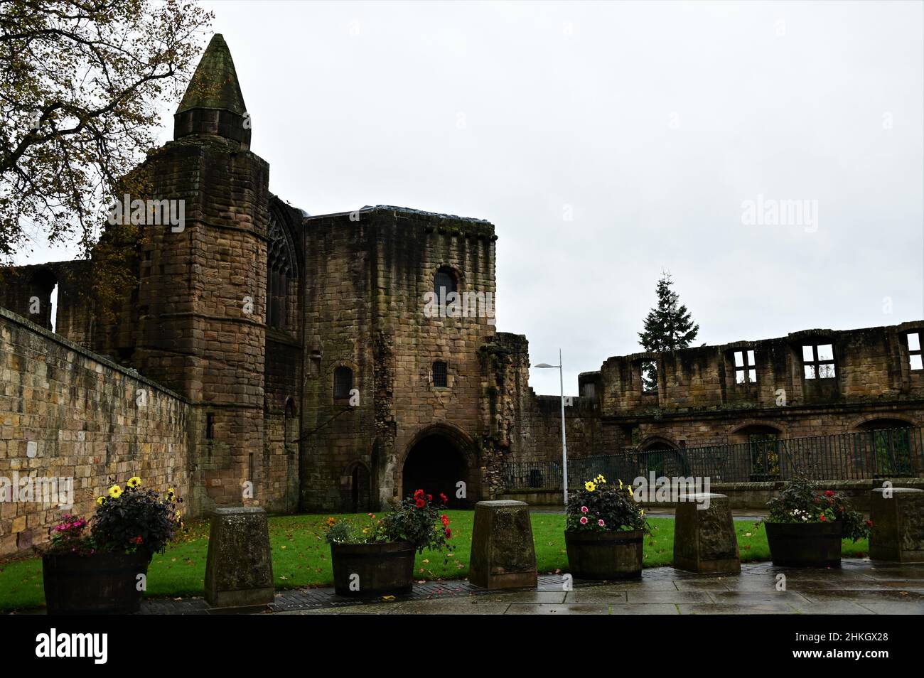 Außenansicht des architektonischen Details der mittelalterlichen Abtei und der Kirchengebäude in der historischen Stadt Dunfermline. Stockfoto