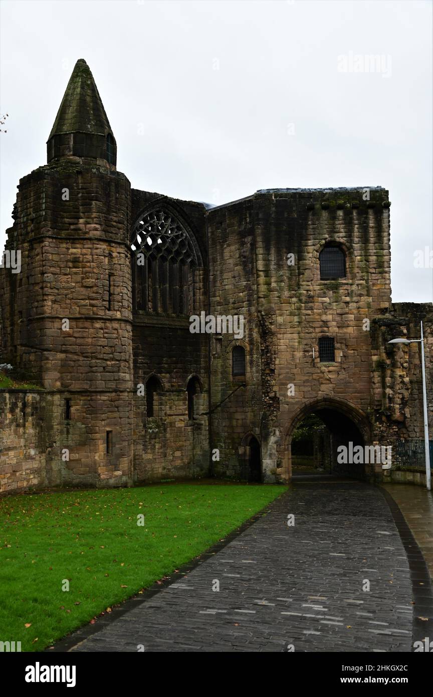 Außenansicht des architektonischen Details der mittelalterlichen Abtei und der Kirchengebäude in der historischen Stadt Dunfermline. Stockfoto