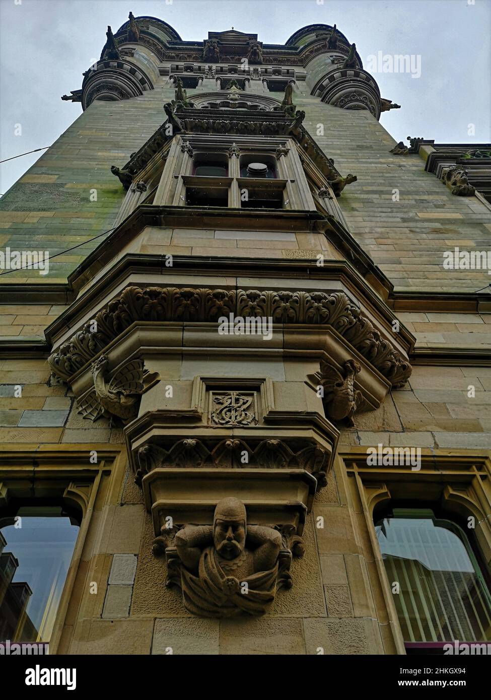 Ein Blick auf das architektonische Detail des historischen, alten Steinturmgebäudes in der Stadt Dunfermline. Stockfoto