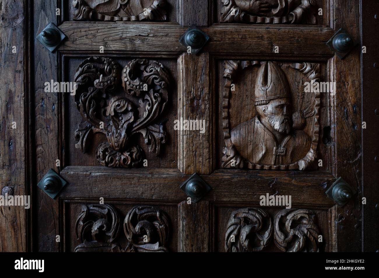 Holzstich an der Tür der Kathedrale von TUI, Pontevedra, Galizien Stockfoto