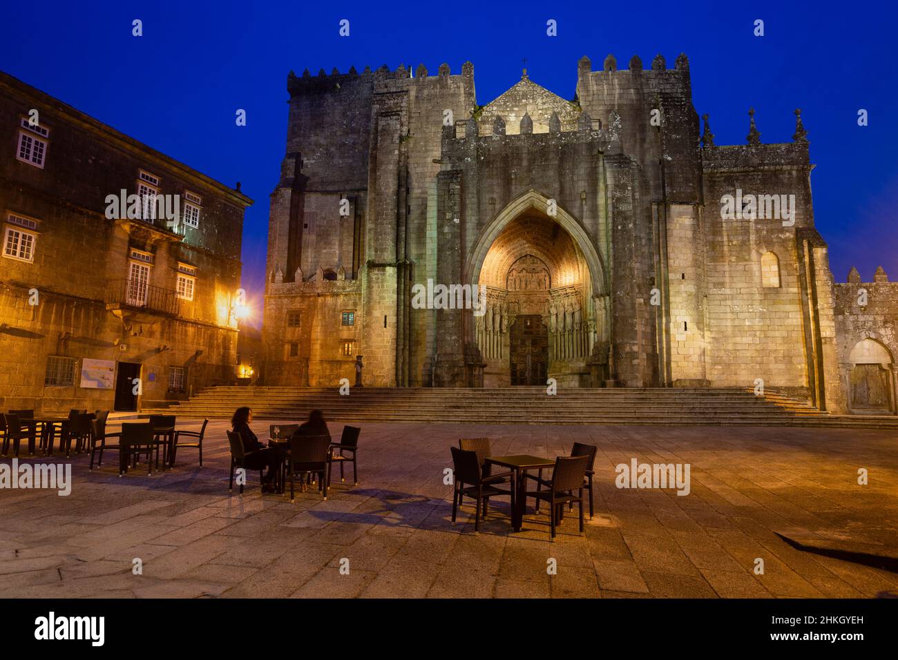 TUI Kathedrale Fassade in der Nacht Stockfoto