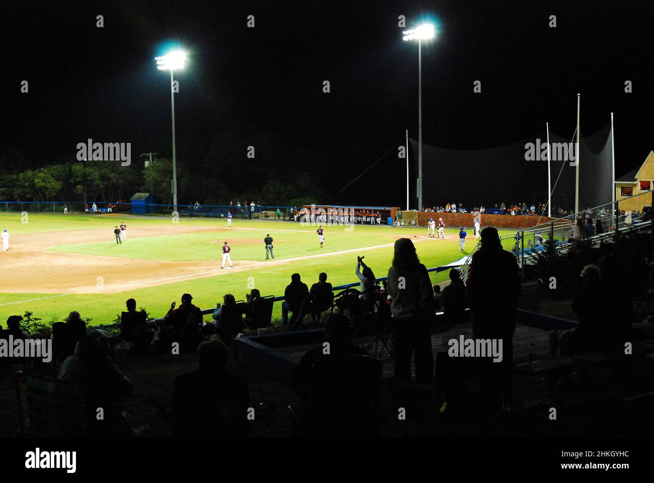 Die Leute feuern ihre Lieblingskollegiaten in der Cape Cod Baseballliga an Stockfoto