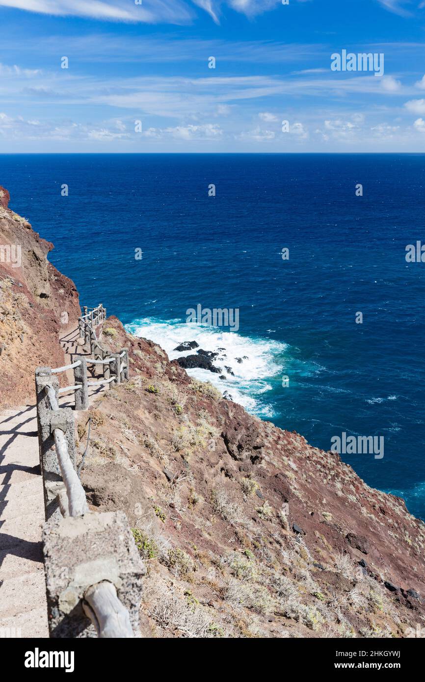 Trail entlang der Klippen nach Playa de Nogales Strand in La Palma, Spanien. Stockfoto