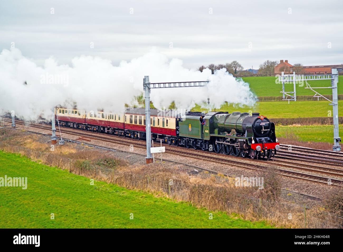 Royal Scot Class Dampflokomotive Nr. 46100 Royal Scot an der Colton Junction auf der Leeds Line mit laufenden Elektrifizierungsarbeiten, Yorkshire, England Stockfoto