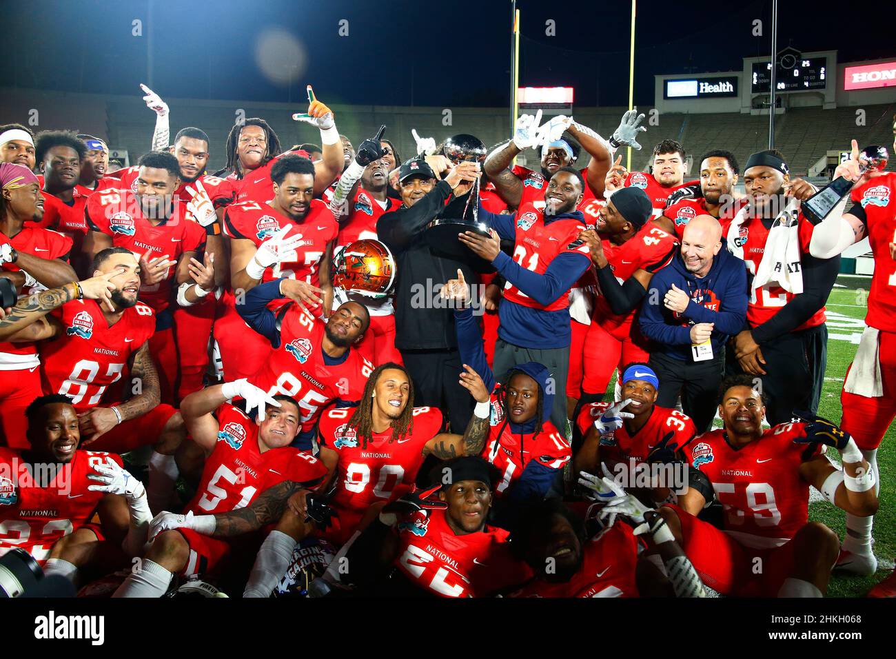 Nationalmannschaftstrainer Marvin Lewis feiert mit seinen Spielern nach dem Gewinn des College-Fußballspiels NFLPA Collegiate Bowl gegen das amerikanische Teamdu Stockfoto