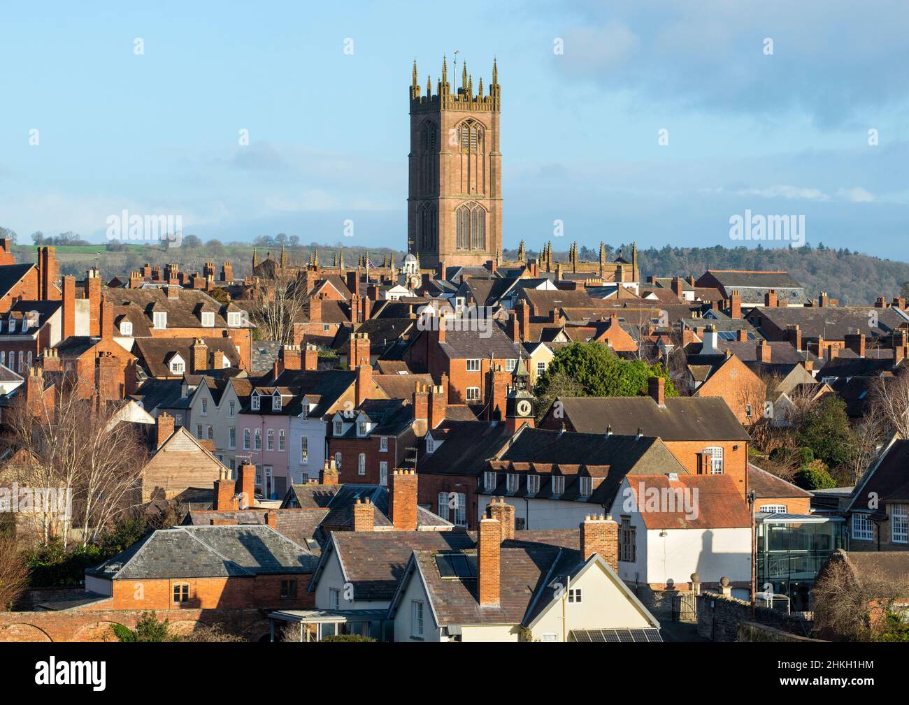 Der Kirchturm von St. Laurence steht über der Stadt Ludlow, Shropshire. Stockfoto