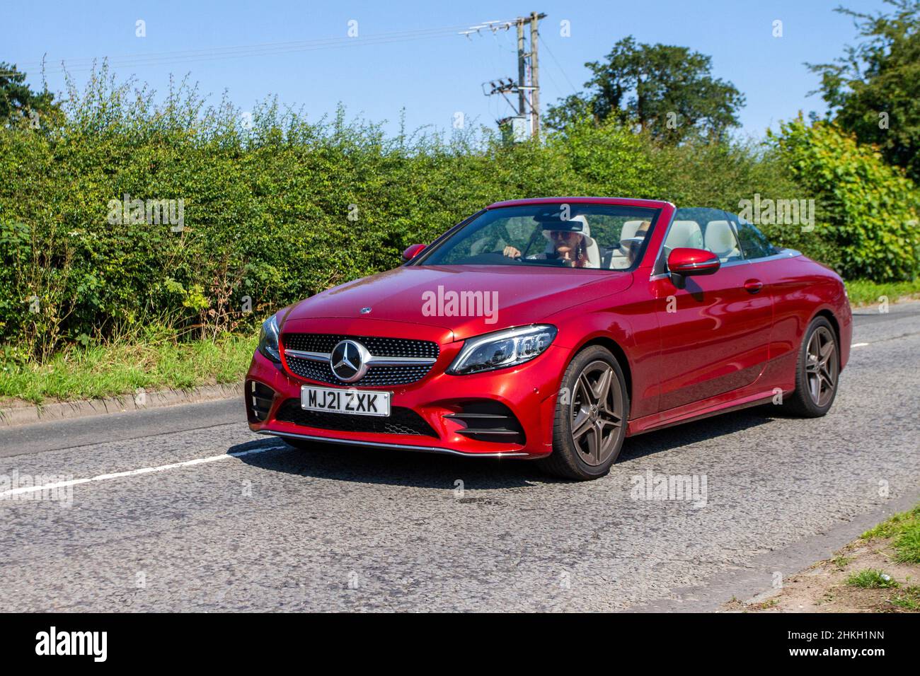 2021 rote Mercedes Benz C 200 AMG Line; auf dem Weg zur Capesthorne Hall Classic July Car Show, Ceshire, Großbritannien Stockfoto