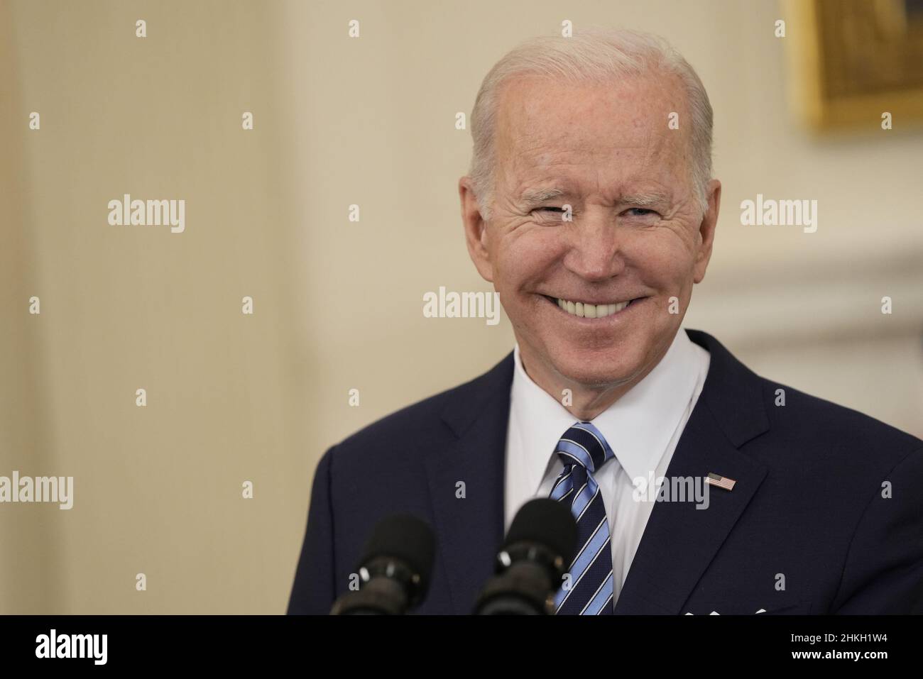 Der US-Präsident Joe Biden hält am Freitag, den 4. Februar 2022, im State Dining Room des Weißen Hauses in Washington, DC, Bemerkungen zum Jobbericht vom 2022. Januar. Das US-Arbeitsministerium berichtete, dass die Wirtschaft im Januar 467.000 Arbeitsplätze hinzufügte, wobei die Arbeitslosenquote bis zu 4 Prozent betrug. Foto von Chris Kleponis/UPI Stockfoto