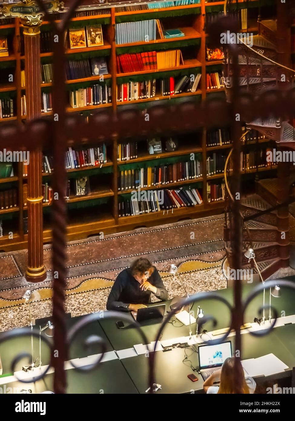 Zwei Studenten arbeiten konzentriert in der Bibliothek des Reichsmuseums in Amsterdam und schauen in ein Notebook Stockfoto