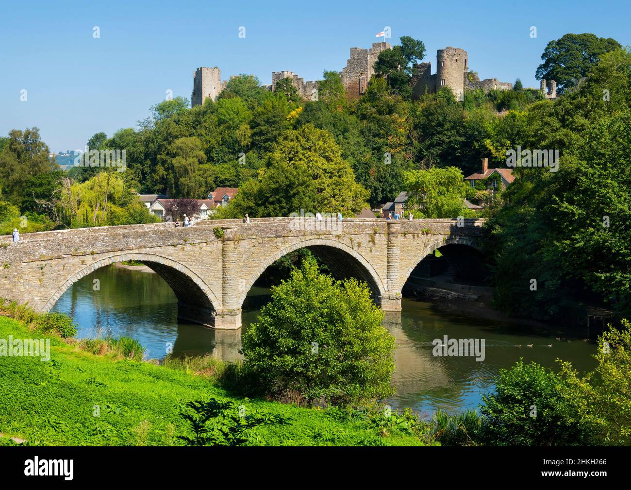 Dinham Bridge über den Fluss Teme, mit Blick auf Ludlow Castle, Shropshire. Stockfoto
