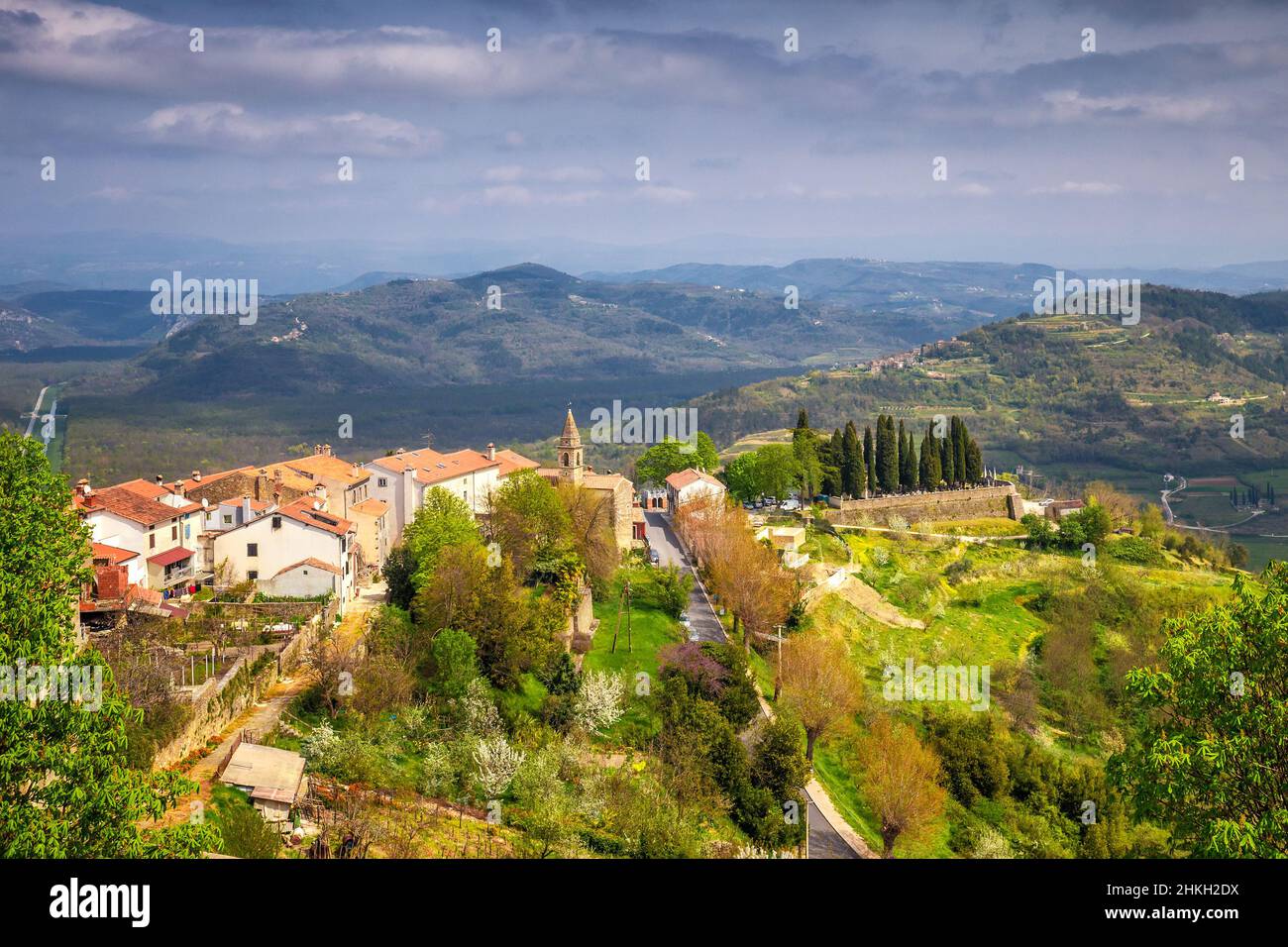 Alte mediterrane Stadt Motovun mit der umliegenden Landschaft auf der Halbinsel Istrien, Kroatien, Europa. Stockfoto