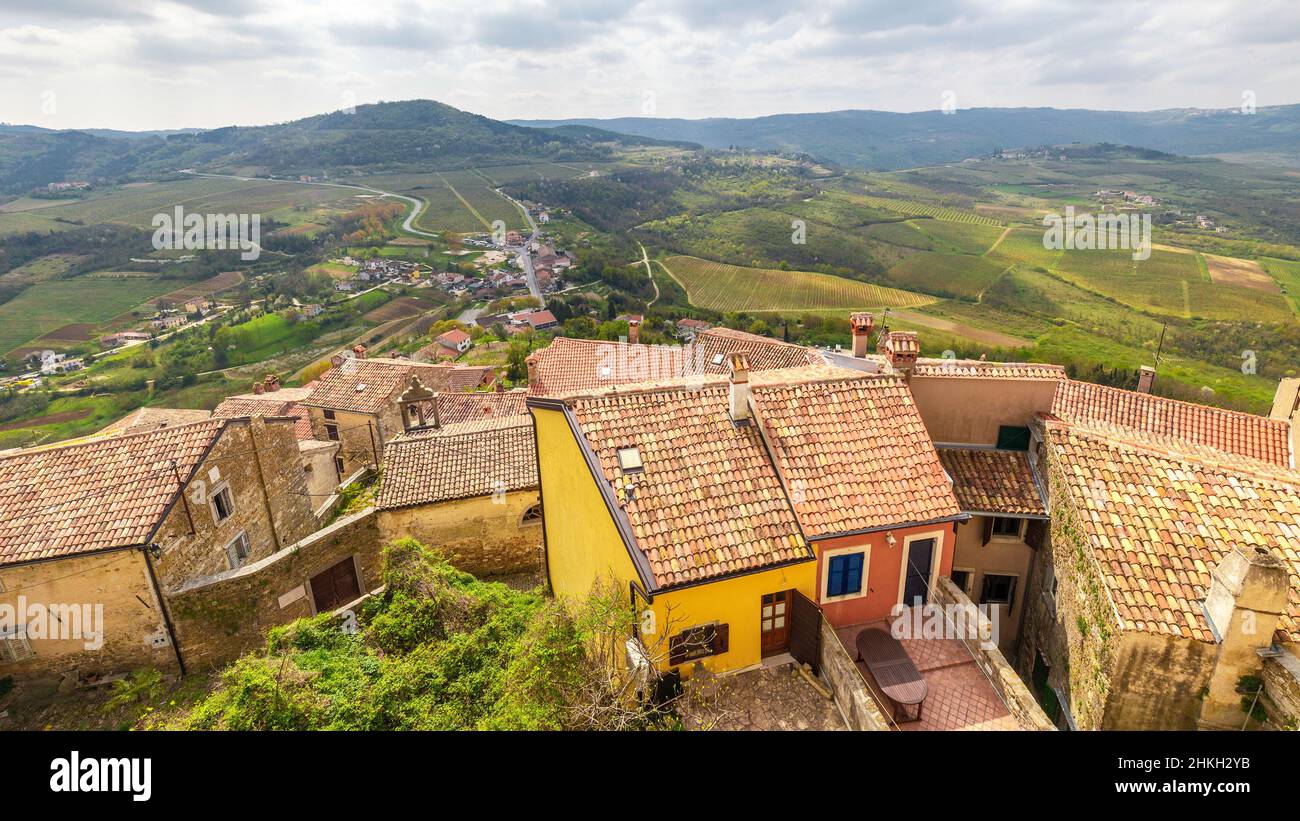 Alte mediterrane Stadt Motovun mit der umliegenden Landschaft auf der Halbinsel Istrien, Kroatien, Europa. Stockfoto