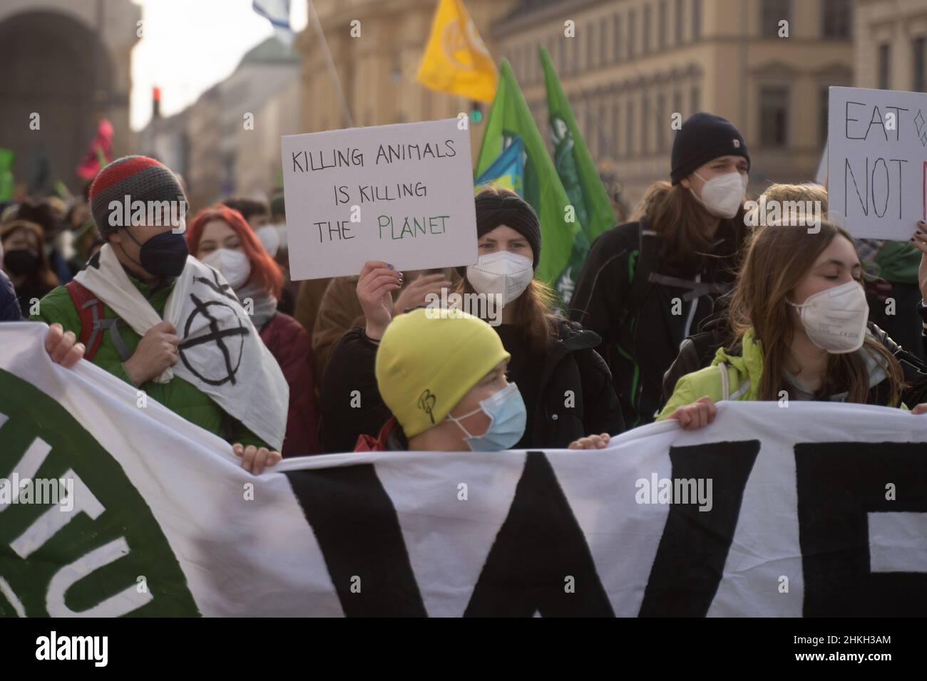 München, Deutschland. 04th. Februar 2022. Teilnehmer mit dem Schild „Killing Animals Killing the Planet“. Am 4. Februar 2022 versammelten sich über 120 Teilnehmer in München, um gemeinsam mit Freitags für die Zukunft für den Erhalt von Luetzerath und die Erreichung des 1,5-Grad-Ziels zu demonstrieren. (Foto: Alexander Pohl/Sipa USA) Quelle: SIPA USA/Alamy Live News Stockfoto