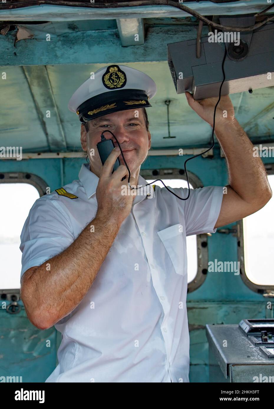 Navigation officer verwalten Schiff mit Sender. Kapitän im Steuerhaus. Stockfoto