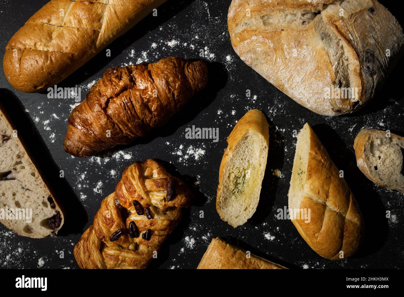 Bäckerei - Konditorei auf schwarzem Hintergrund mit Mehl. Draufsicht Stockfoto