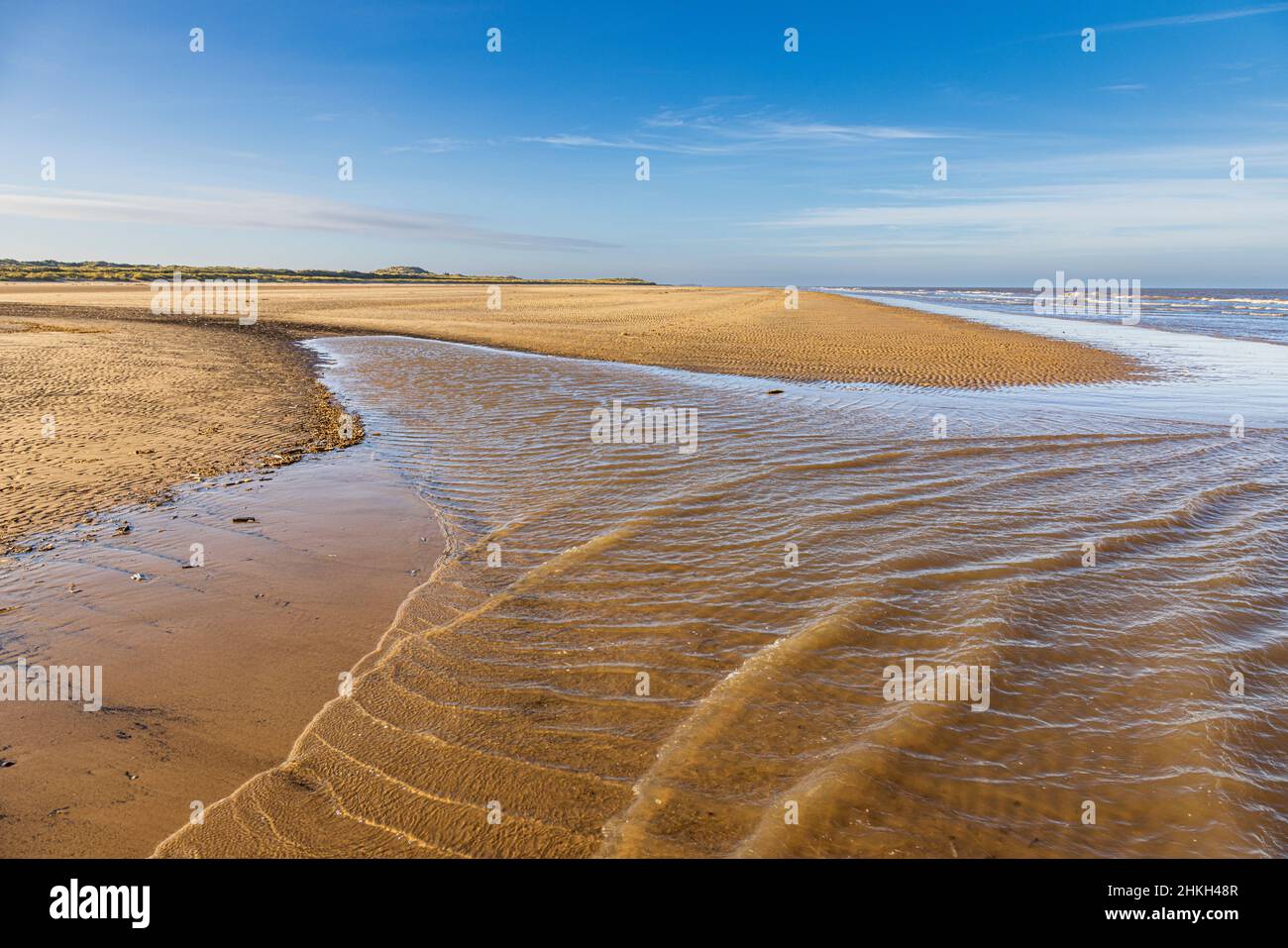 Die Flut in Holkham Bay an der Nordnorfolkküste, England Stockfoto