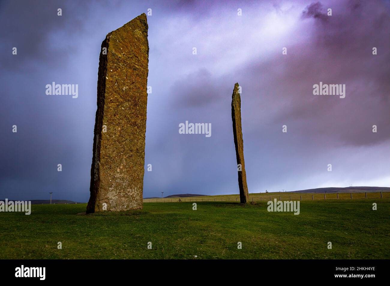 Orney, Schottland, Großbritannien. Die Standing Stones of Stenness, ein neolithischer Ring aus großen Steinen auf den Orkney-Inseln, stehen im Norden Schottlands vor kaltem und winterlichen Wetter, da der Niederdruck über die Region für das kommende Wochenende anhält. Kredit: Peter Lopeman/Alamy Live Nachrichten Stockfoto