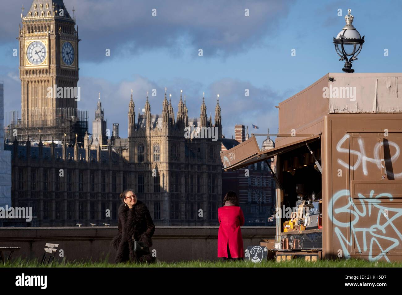 Gesehen von einem Lambeth-Einzelhändler und nach dem fünfjährigen Konservierungsprojekt der Houses of Parliament, kommt am 4th. Februar 2022 in London, England, endlich ein Gerüst zur Enthüllung seiner renovierten Architektur. Abgesehen von den Neujahrsglocken ist die Big Ben-Glocke im Elizabeth Tower während der umfangreichen Renovierung durch den Bauunternehmer Sir Robert McAlpine durch das parlament mit einem ungefähren Preis von £61m still geblieben. Stockfoto