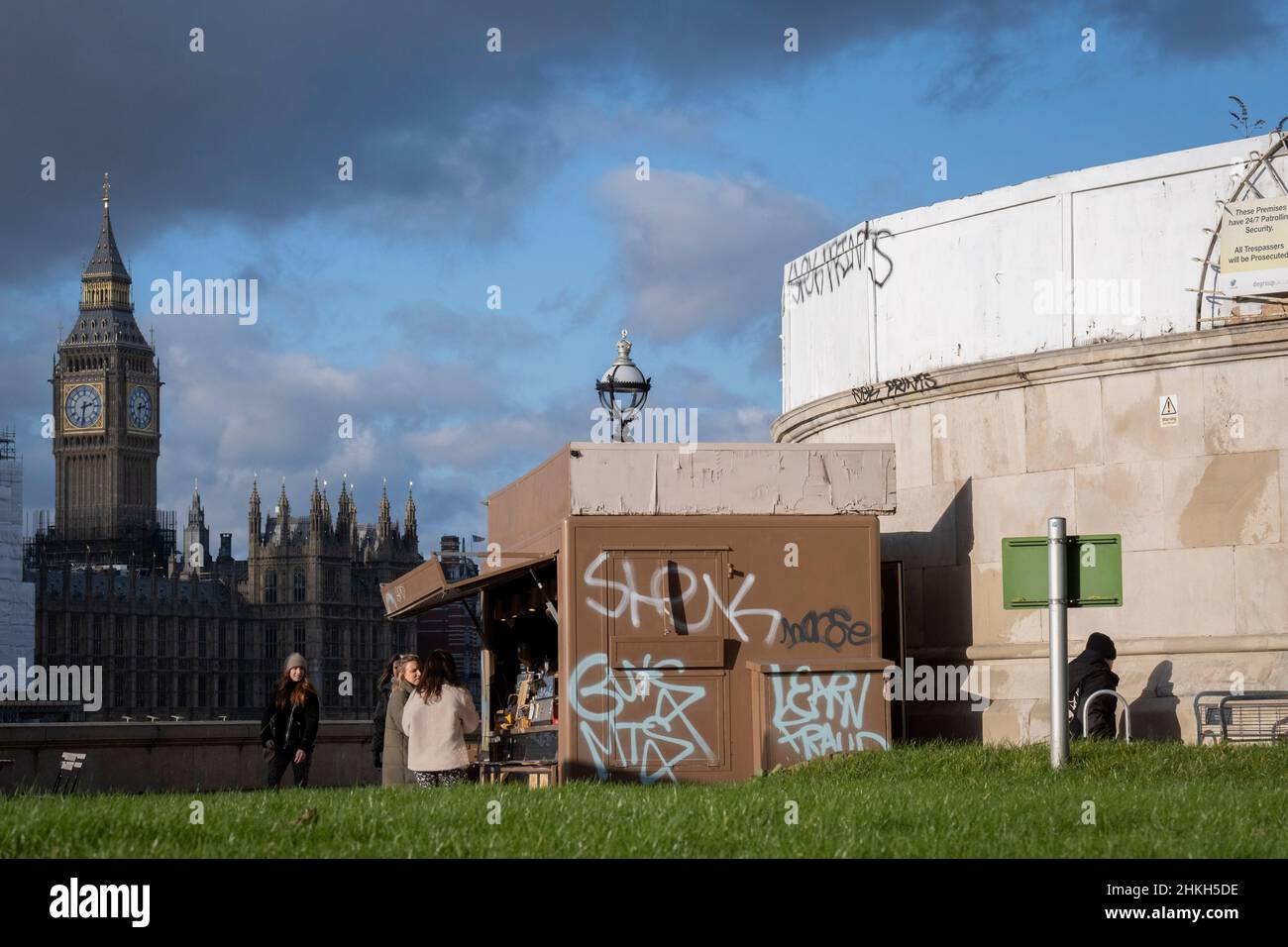 Gesehen von einem Lambeth-Einzelhändler und nach dem fünfjährigen Konservierungsprojekt der Houses of Parliament, kommt am 4th. Februar 2022 in London, England, endlich ein Gerüst zur Enthüllung seiner renovierten Architektur. Abgesehen von den Neujahrsglocken ist die Big Ben-Glocke im Elizabeth Tower während der umfangreichen Renovierung durch den Bauunternehmer Sir Robert McAlpine durch das parlament mit einem ungefähren Preis von £61m still geblieben. Stockfoto