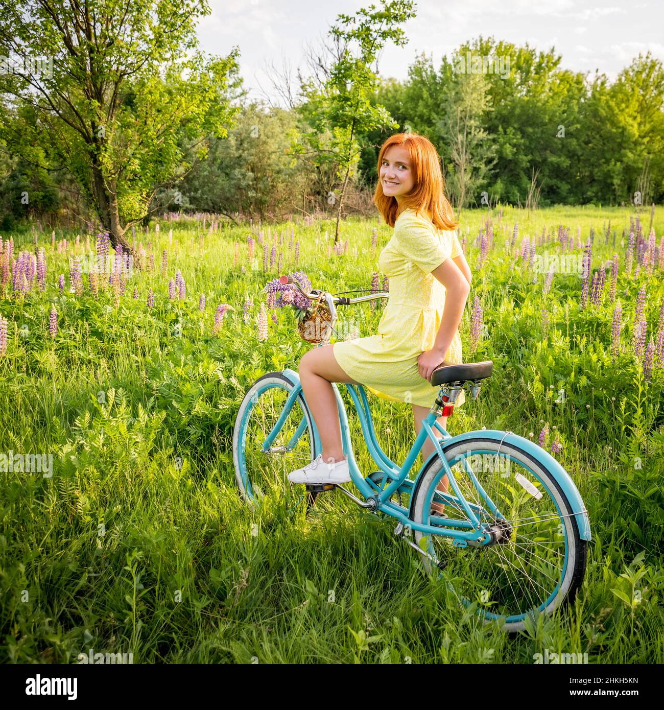Junge Teenager-Mädchen mit vintage Fahrrad in blühenden Wiese Stockfoto