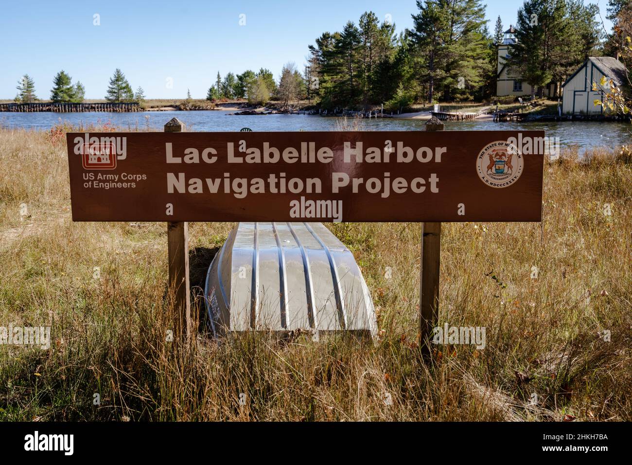 Bete Grise, Michigan - 18. Oktober 2021: Hafennavigationsprojekt LaBelle am Ufer des Lake Superior Stockfoto Bete Grise, Michigan - 18. Oktober 2021: Hafennavigationsprojekt LaBelle am Ufer des Lake Superior Stockfoto