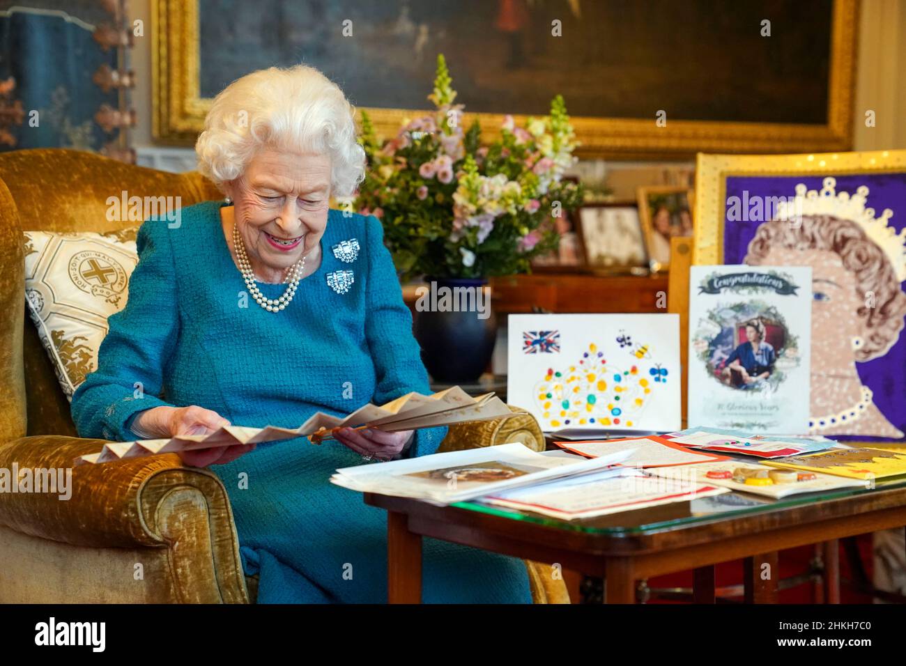 Queen Elizabeth II sieht einen Fan an, während sie im Oak Room im Schloss Windsor eine Ausstellung von Erinnerungsstücken ihrer Goldenen und Platin-Jubiläen sieht. Ausgabedatum: Freitag, 4. Februar 2022. Stockfoto