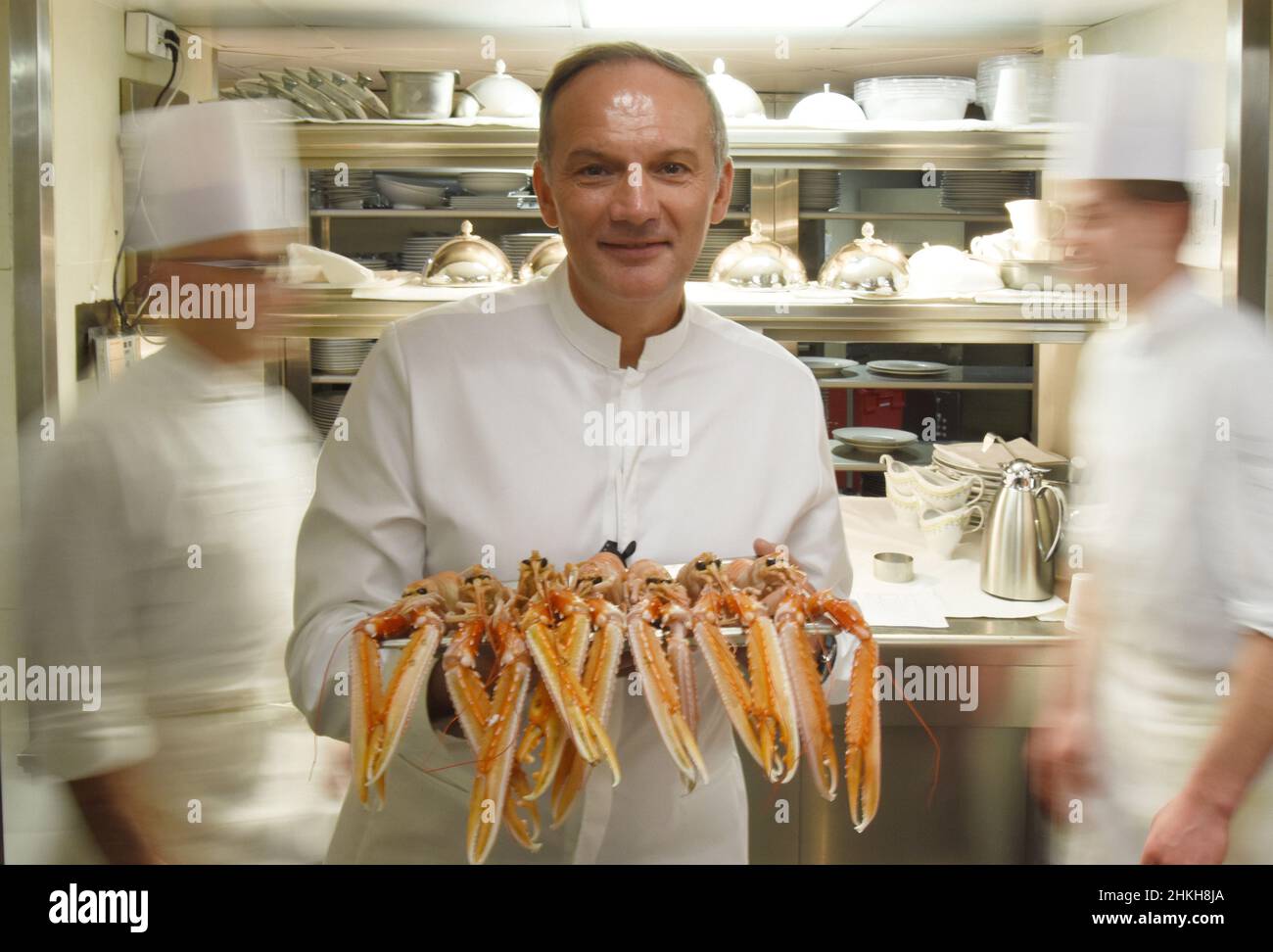 Frankreich. Paris (08). Hotel George V. Christian Le Squer, Küchenchef des „Le V“, des mit zwei Michelin-Sternen ausgezeichneten Restaurants des Hotels, in der Küche. Stockfoto