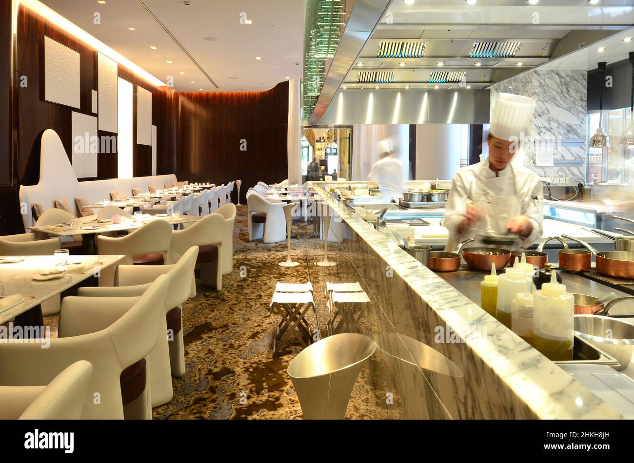 Frankreich. Paris 8e. Im Hotel Prince de Galles, in der Avenue Georges V, ist Stephanie Le Quellec als exekutif Chef zu finden. Die Küche befindet sich im Restaurant Stockfoto