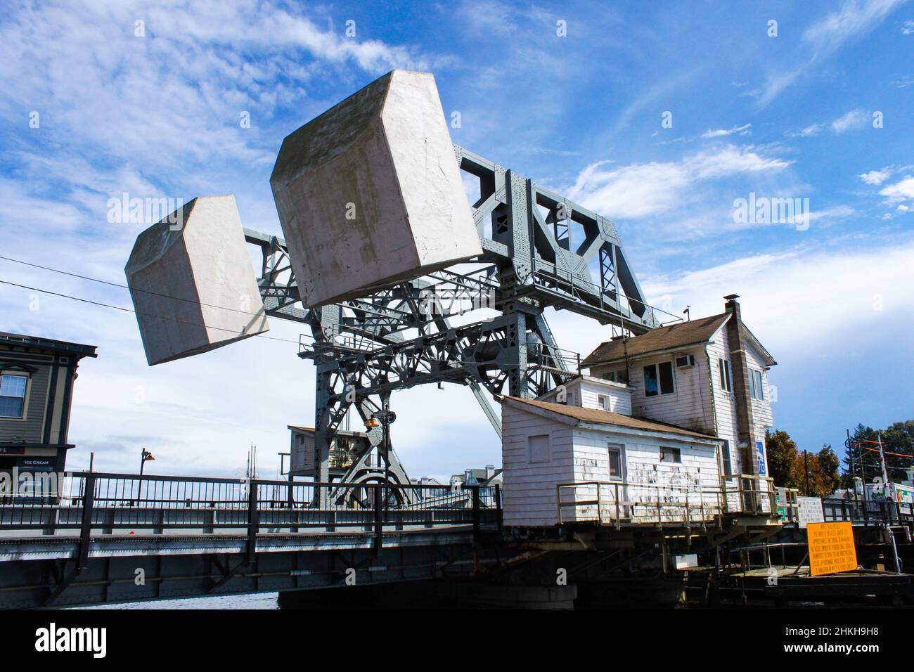 Mystic Conneticut USA Aug 8 2011 Gegengewichte der Mystic River Bascule Bridge, während sie geschlossen ist, so dass der Verkehr von der Seite aus passieren kann Stockfoto