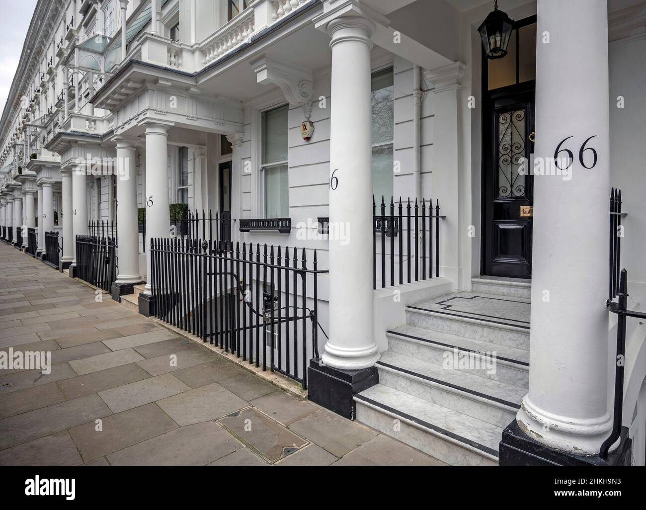 GROSSBRITANNIEN / England /London /The Royal Borough of Kensington and Chelsea Cadogan Place London mit einer Reihe von regelmäßigen Gebäuden. Luxusimmobilie. Stockfoto
