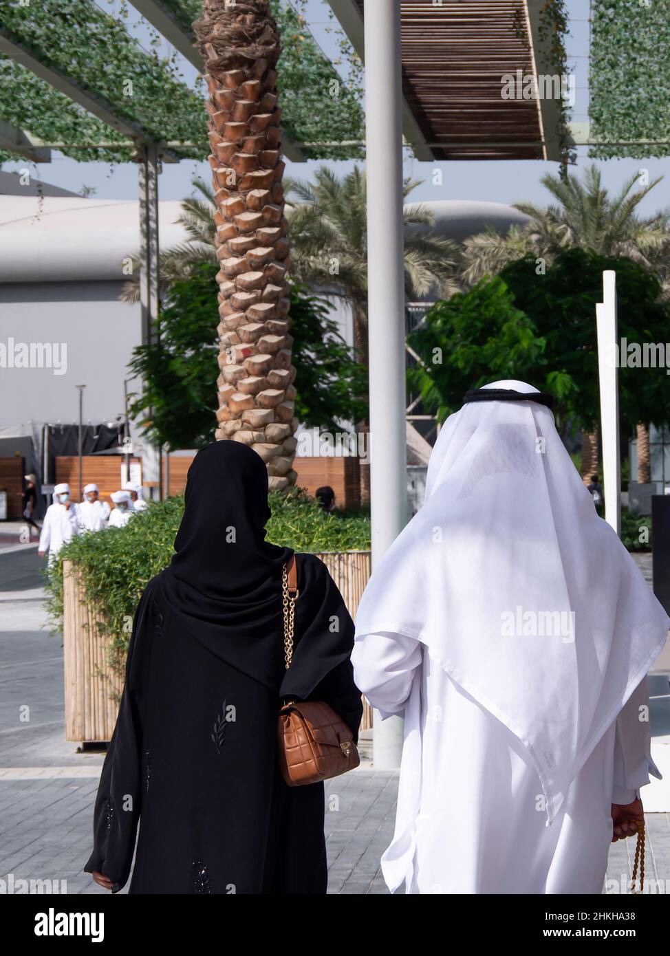 Ein arabisches Paar, das die Straße hinunter ging, Rückansicht. Stockfoto