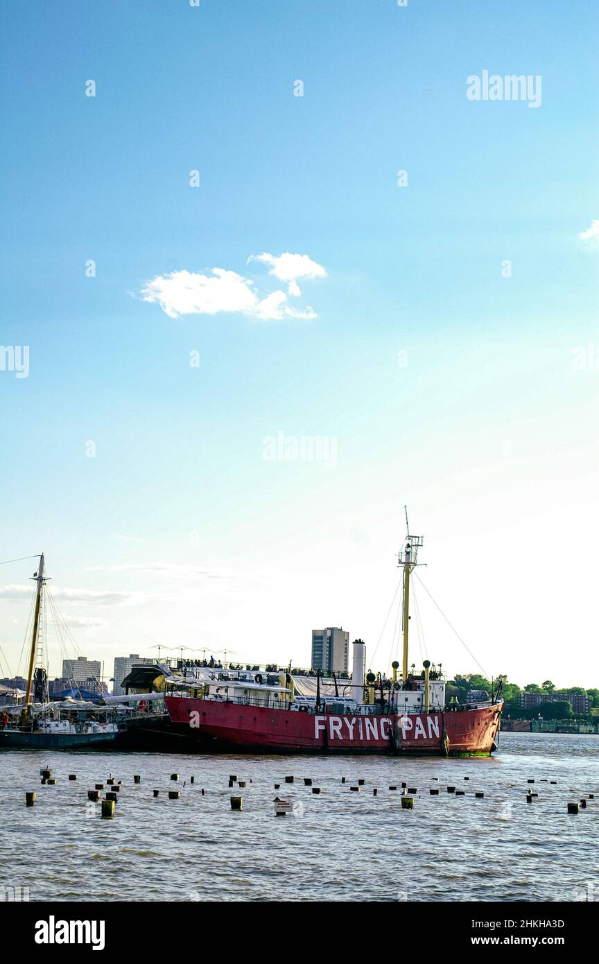 Das Feuerschiff Frying Pan ist ein historisches Schiff, das dauerhaft am Pier 66 Maritime im Hudson River Park angedockt ist. Das Schiff ist für die Öffentlichkeit zugänglich Stockfoto
