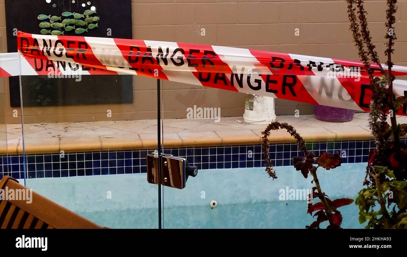 Gefahrenband blockiert Schwimmbad im Bau oder Reparatur Stockfoto