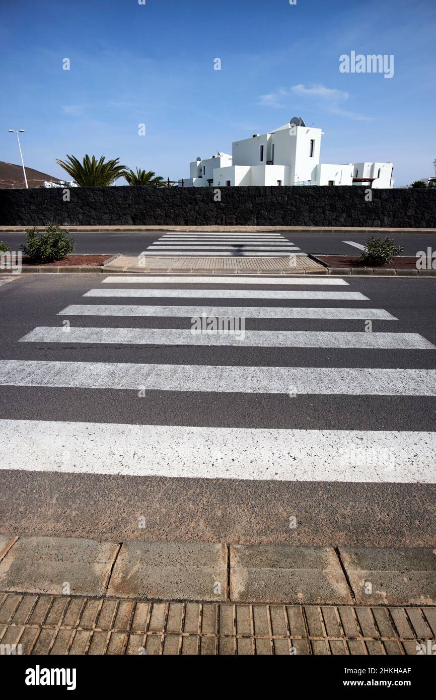 Fußgängerüberweg auf leerer zweispurigen Straße in playa blanca Lanzarote Kanarische Inseln Spanien Stockfoto