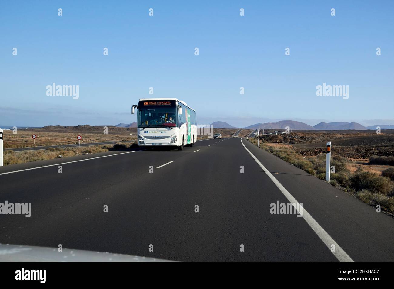 Vorbeifahrende Busfahrt auf der lz-2 Hauptstraße in Lanzarote Kanarische Inseln Spanien Stockfoto