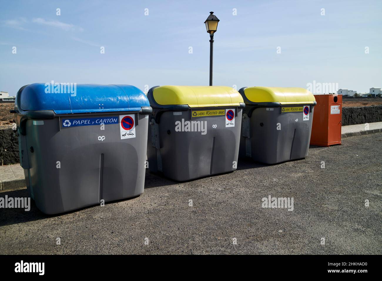 Große gewerbliche Wohnanlage Recycling-Behälter in beliebten touristischen und Wohnanlage playa blanca Lanzarote Kanarische Inseln Spanien Stockfoto