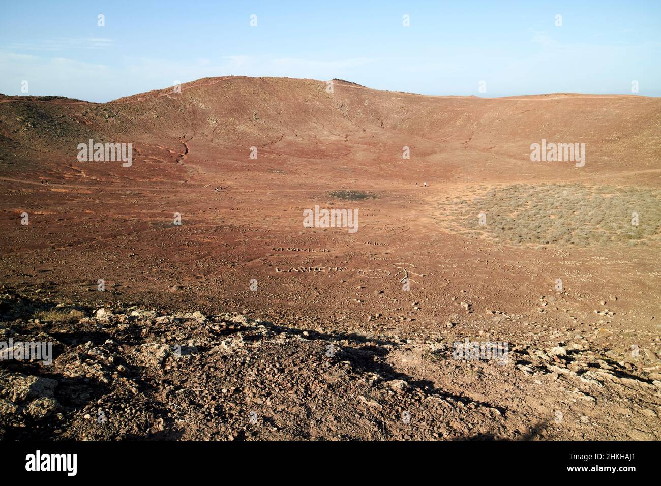 Im Inneren der Caldera des roten montana roja erloschenen Vulkans in der Nähe von playa blanca Lanzarote Kanarische Inseln Spanien Stockfoto