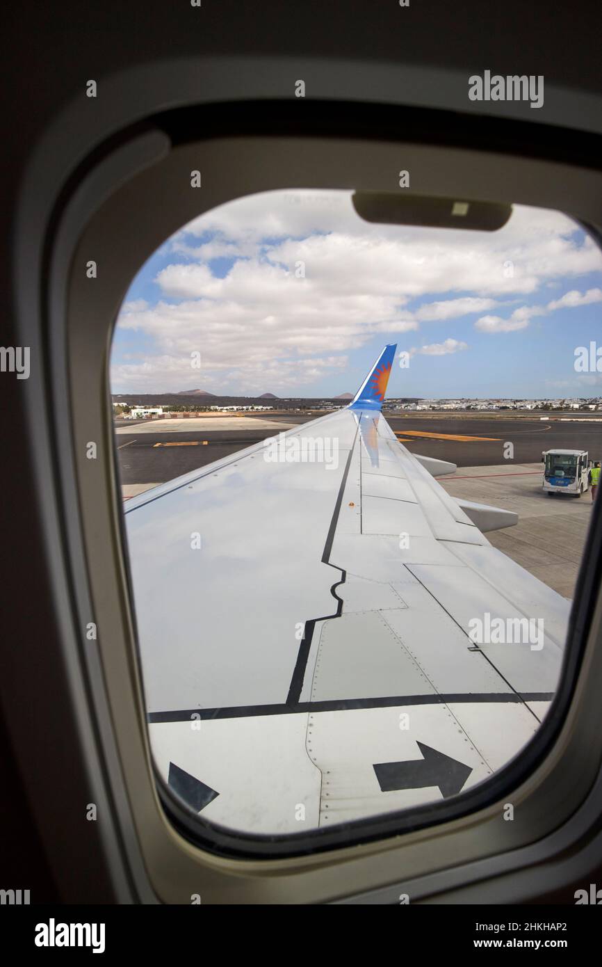 An Bord eines Flugzeugs mit Blick aus dem Fenster am Flughafen arrecife Lanzarote Kanarische Inseln Spanien Stockfoto