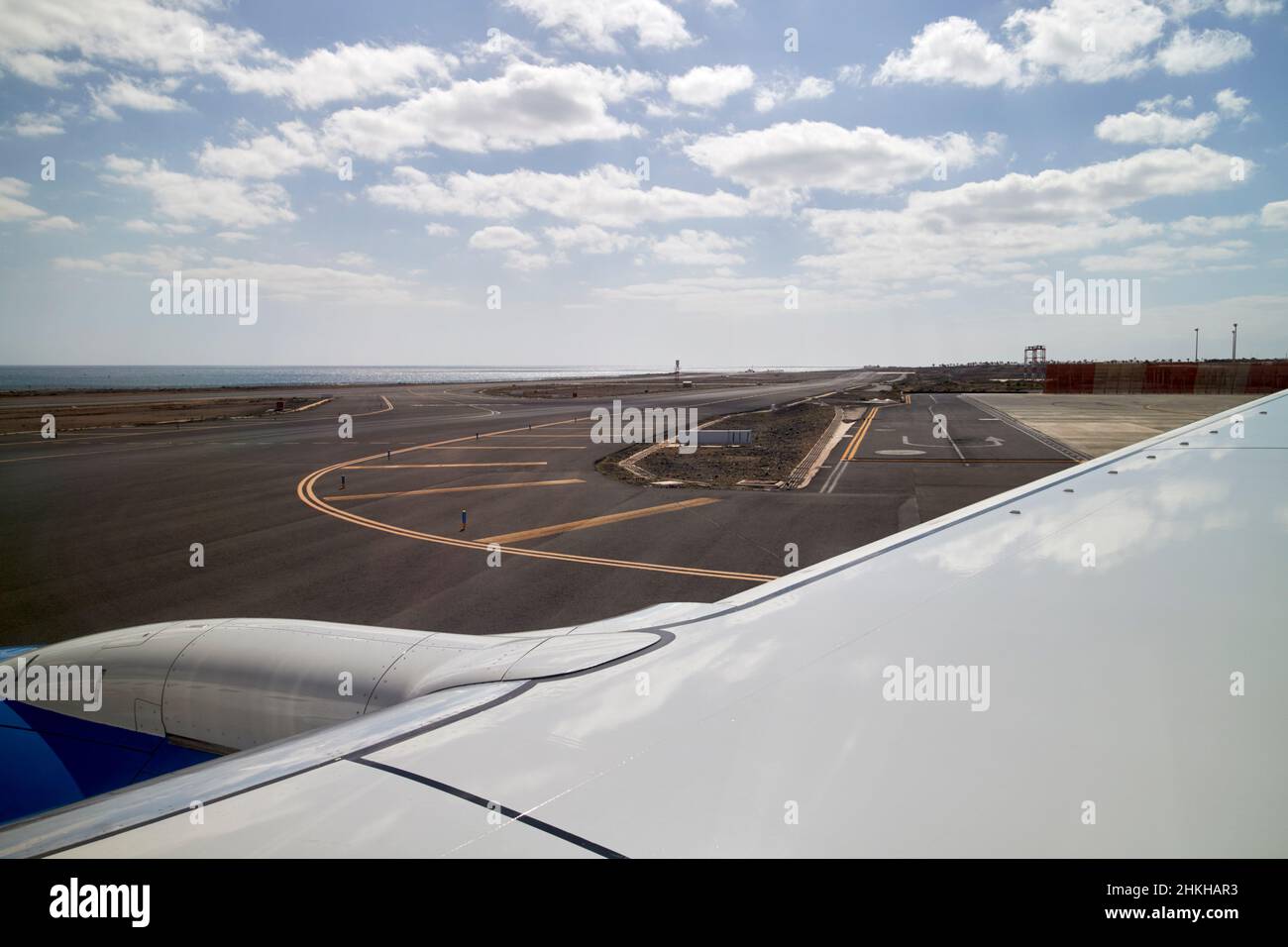 An Bord eines Flugzeugs mit Blick aus dem Fenster am Flughafen arrecife Lanzarote Kanarische Inseln Spanien Stockfoto