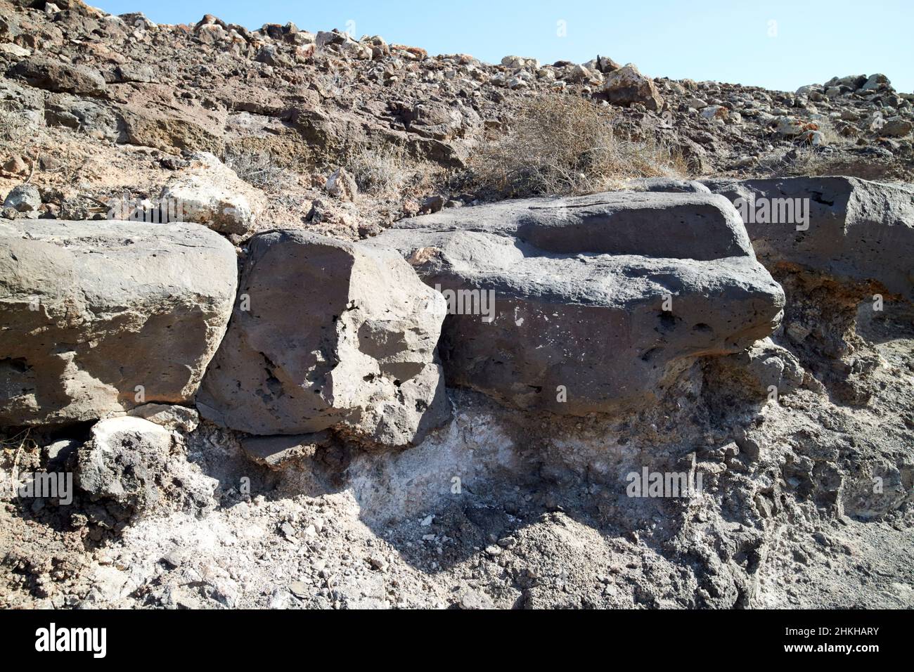Große Felsbrocken Teil des Querschnitt des Inneren des Vulkans aus dem roten Vulkankrater montana roja in der Nähe von playa blanca Lanzarote Kanarischen Inseln Stockfoto