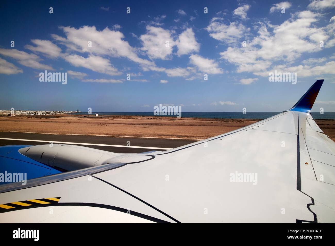 An Bord eines Flugzeugs mit Blick aus dem Fenster am Flughafen arrecife Lanzarote Kanarische Inseln Spanien Stockfoto