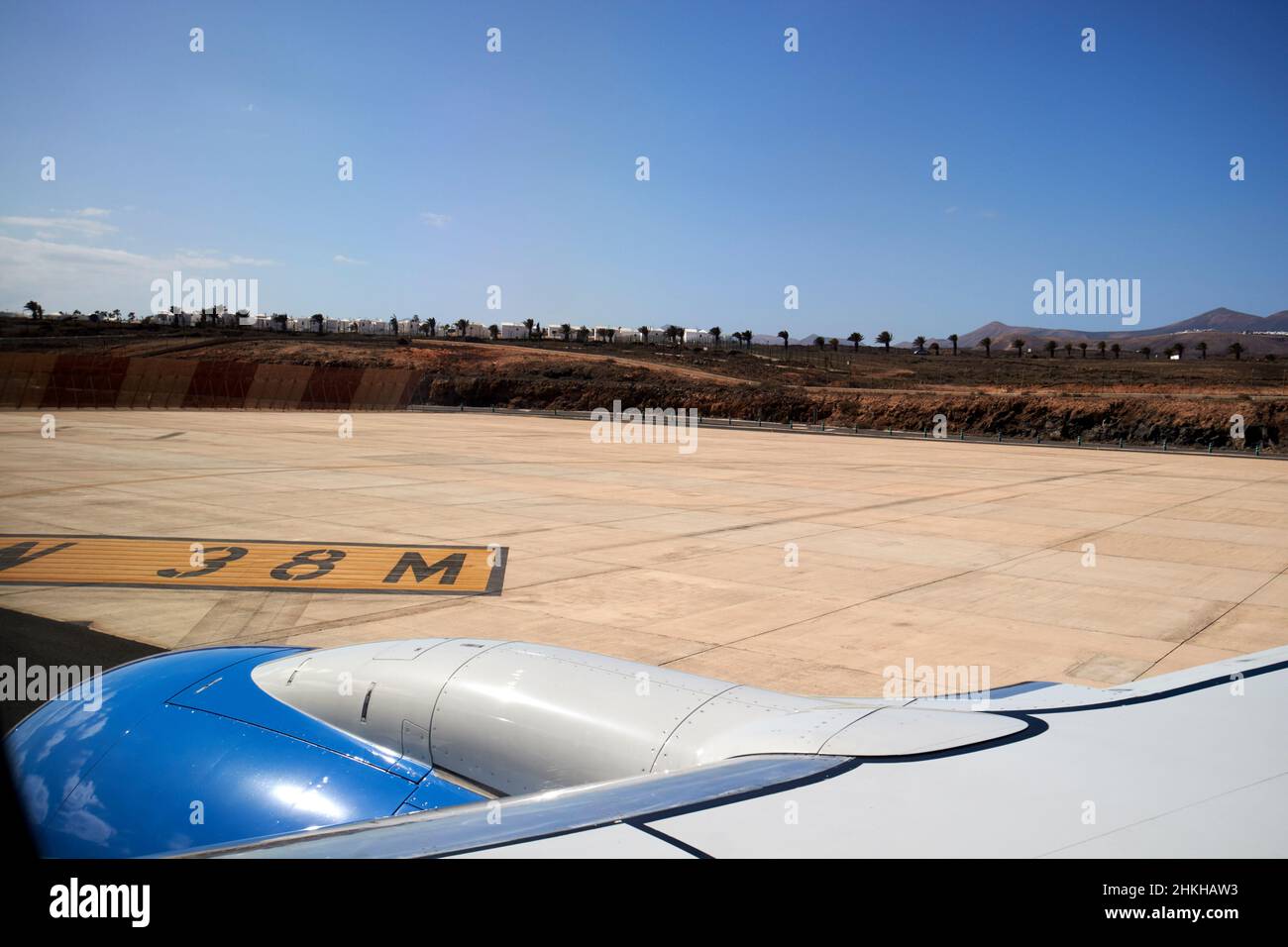 An Bord eines Flugzeugs mit Blick aus dem Fenster am Ende der Start- und Landebahn in der Nähe des Flughafens arrecife Lanzarote Kanarische Inseln Spanien Stockfoto