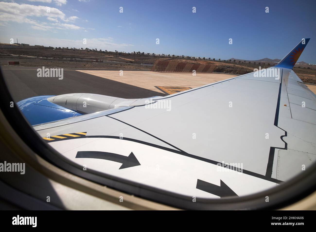 An Bord eines Flugzeugs mit Blick auf das Fenster Art