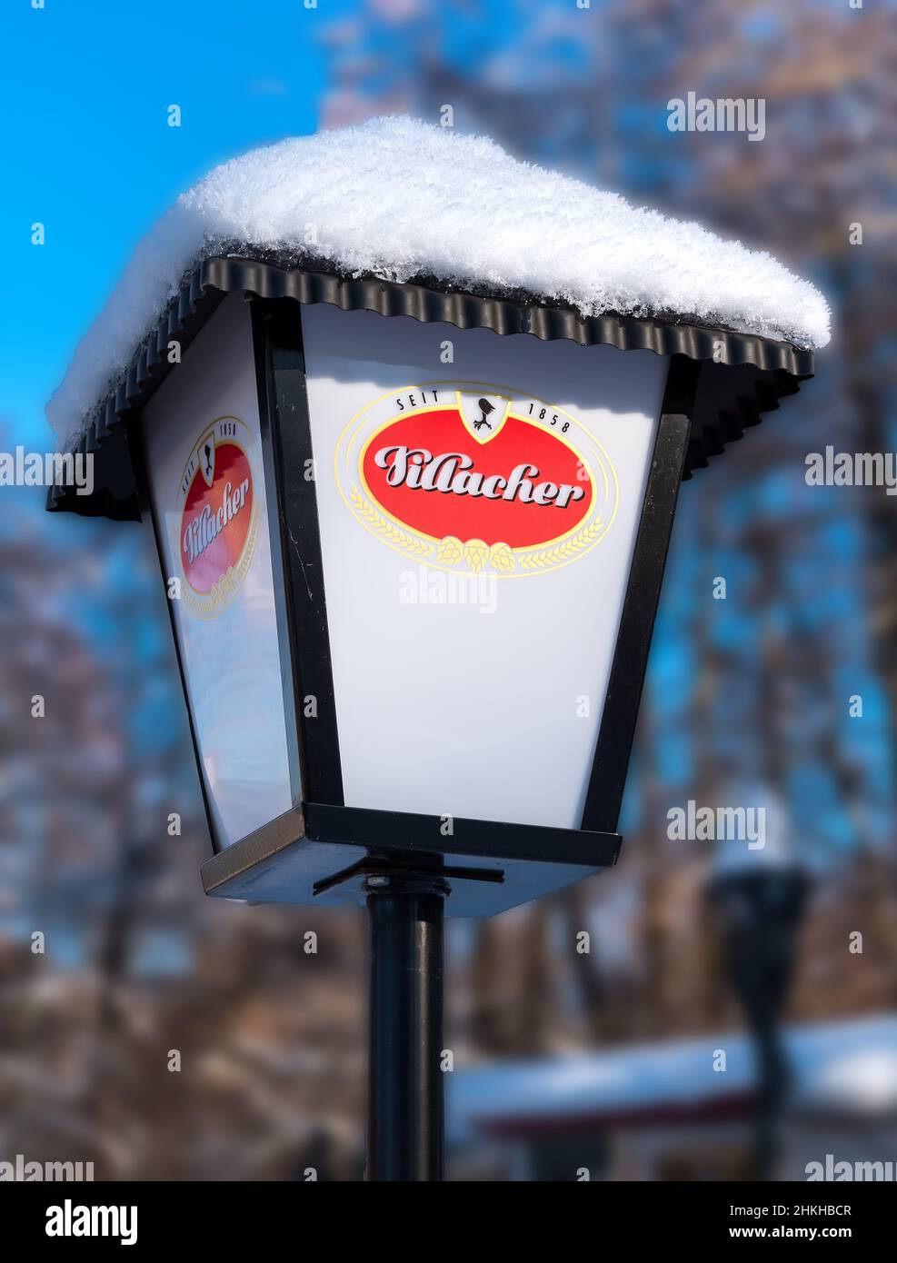 Österreich, 2022: Lampe mit Logo von Villacher Bier (Villacher Bier) an einem Kiosk in Österreich. Die Villacher Brauerei gehört zur Vereinigten Kärntner Breweri Stockfoto