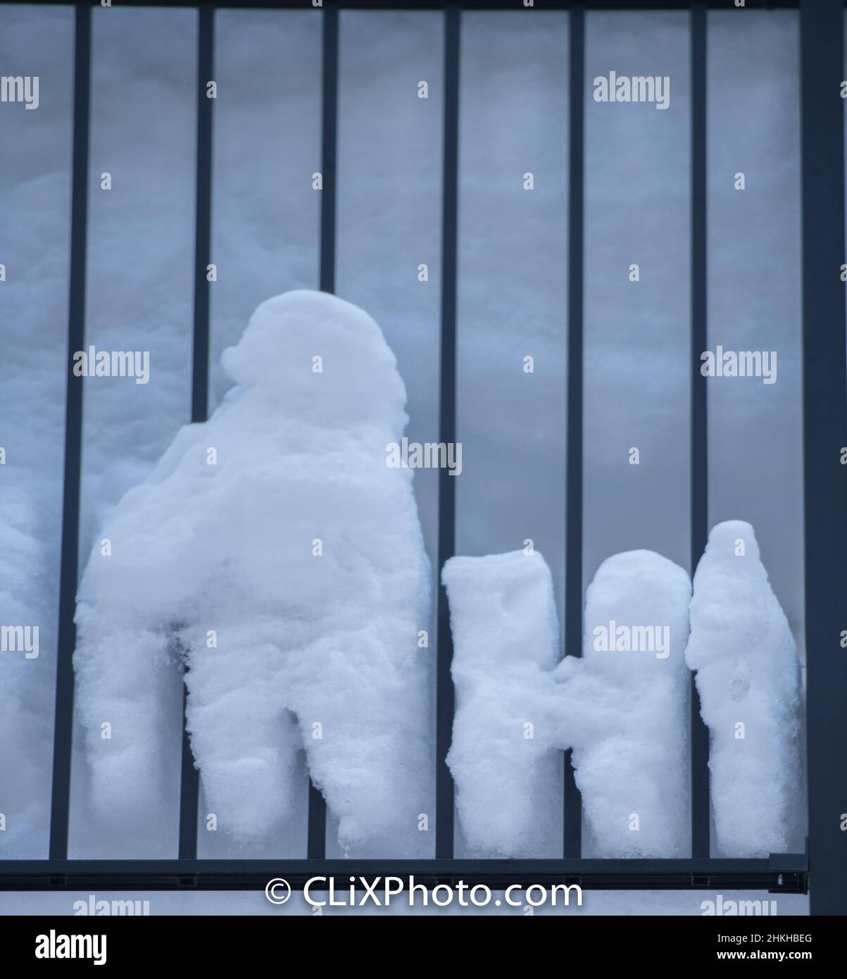 Schnee durch Geländer gedrückt, die wie kleine Menschen hinter Gittern und das Wort Hallo der Buchstabe h und Buchstabe i vertikalen Format mit vertikalen Linien aussehen Stockfoto