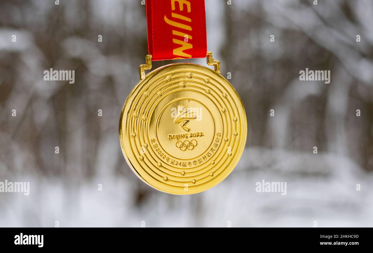 25. Januar 2022, Peking, China. Goldmedaille der XXIV. Olympischen Winterspiele im Schnee. Stockfoto